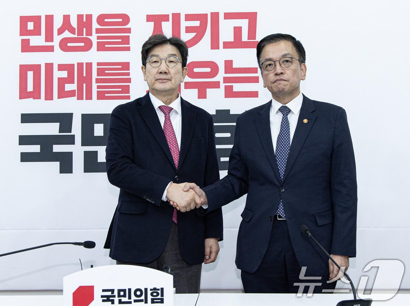 본문 이미지 - 권성동 국민의힘 원내대표&#40;왼쪽&#41;가 16일 오후 서울 여의도 국회에서 최상목 경제부총리 겸 기획재정부 장관을 만나 악수하고 있다. 2024.12.16/뉴스1 ⓒ News1 이재명 기자