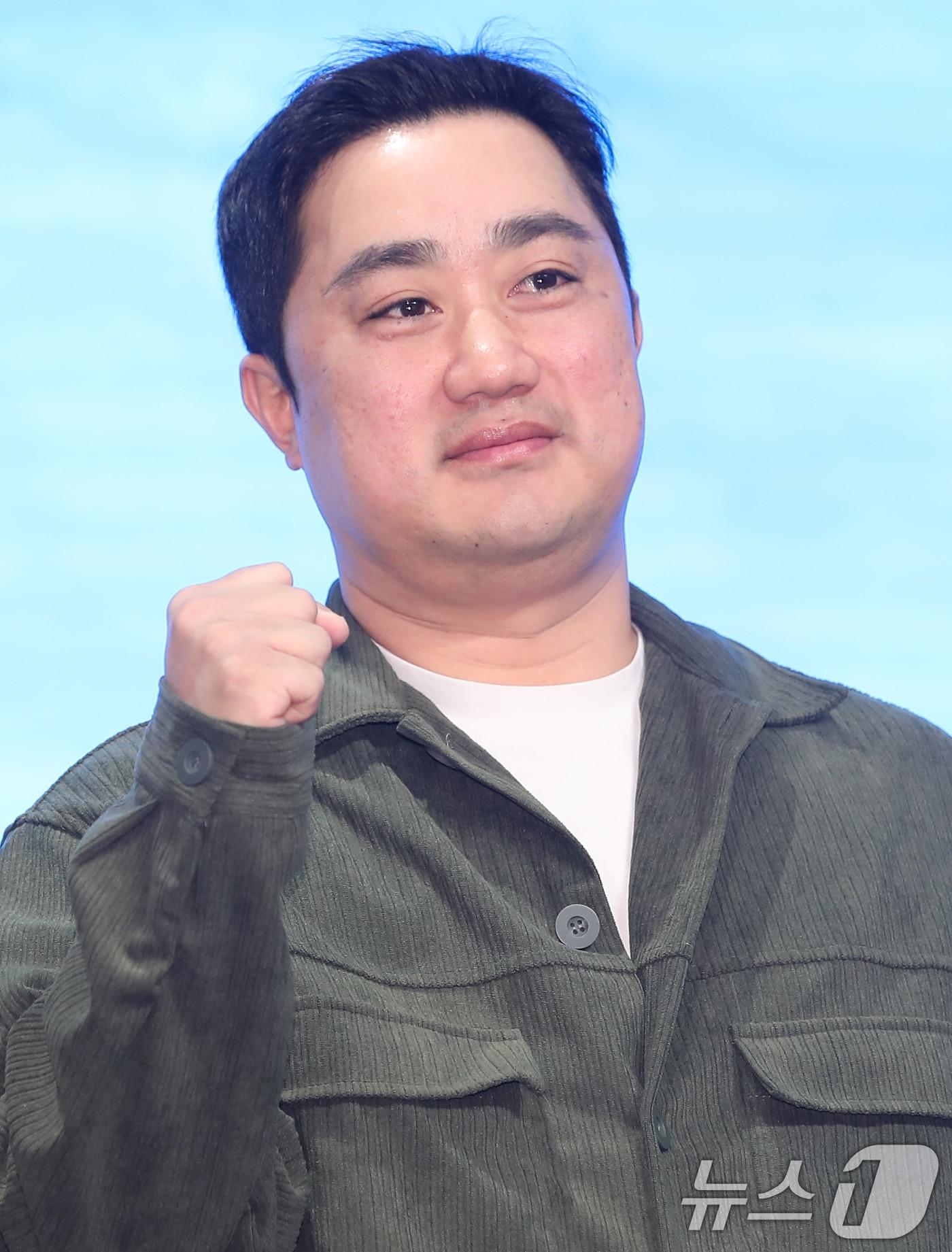 본문 이미지 - 강민구 감독이 16일 서울 구로구 더세인트에서 열린 지니 TV 오리지널 드라마 '나미브' 제작발표회에서 포즈를 취하고 있다. '나미브'는 해고된 스타 제작자 강수현(고현정 분)과 방출된 장기 연습생 유진우(려운 분)가 만나 각자의 목표를 위해 나아가는 이야기를 담은 작품이다. 2024.12.16/뉴스1 ⓒ News1 권현진 기자