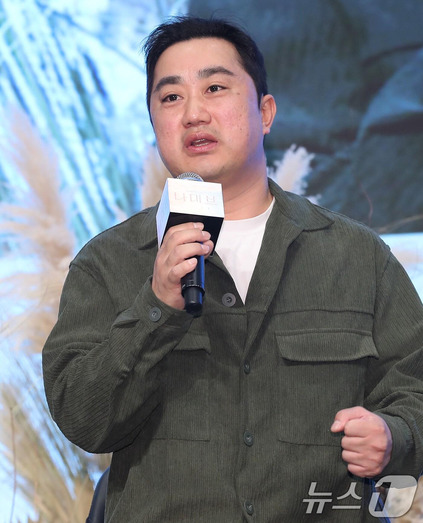 본문 이미지 - 강민구 감독이 16일 서울 구로구 더세인트에서 열린 지니 TV 오리지널 드라마 '나미브' 제작발표회에서 인사말을 하고 있다. '나미브'는 해고된 스타 제작자 강수현(고현정 분)과 방출된 장기 연습생 유진우(려운 분)가 만나 각자의 목표를 위해 나아가는 이야기를 담은 작품이다. 2024.12.16/뉴스1 ⓒ News1 권현진 기자