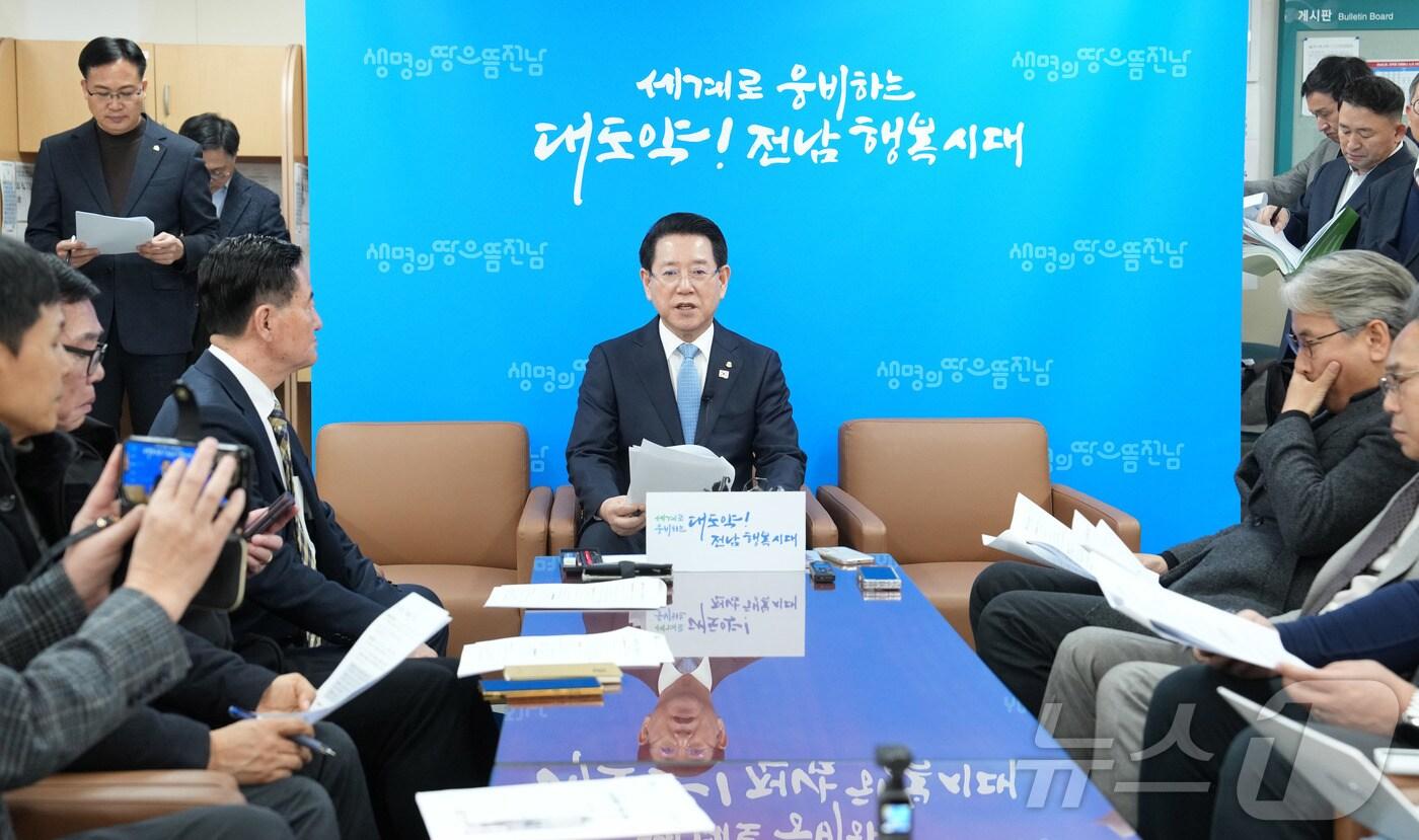 김영록 전라남도지사가 16일 오후 도청 기자실에서 기자간담회를 갖고 대통령 탄핵소추에 따른 ‘긴급 민생안정대책’을 밝히고 있다.&#40;전남도 제공&#41; 2024.12.16/뉴스1