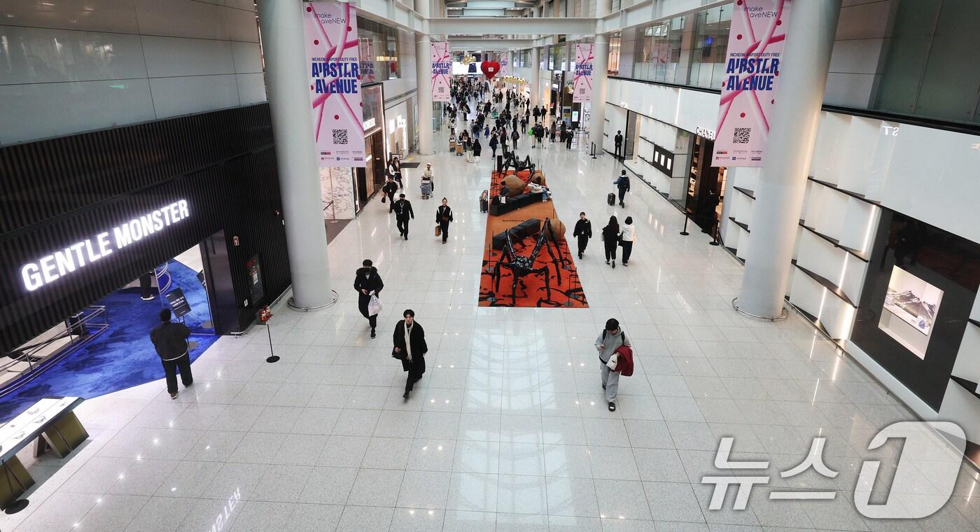 인천국제공항 제1터미널 면세구역에서 여행객들이 이동하고 있다. 2024.12.16/뉴스1 ⓒ News1 장수영 기자