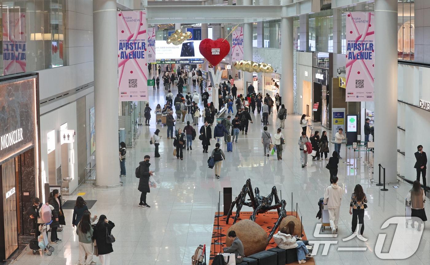본문 이미지 - 16일 오후 인천국제공항 제1터미널 면세구역. 2024.12.16 ⓒ 뉴스1 장수영 기자