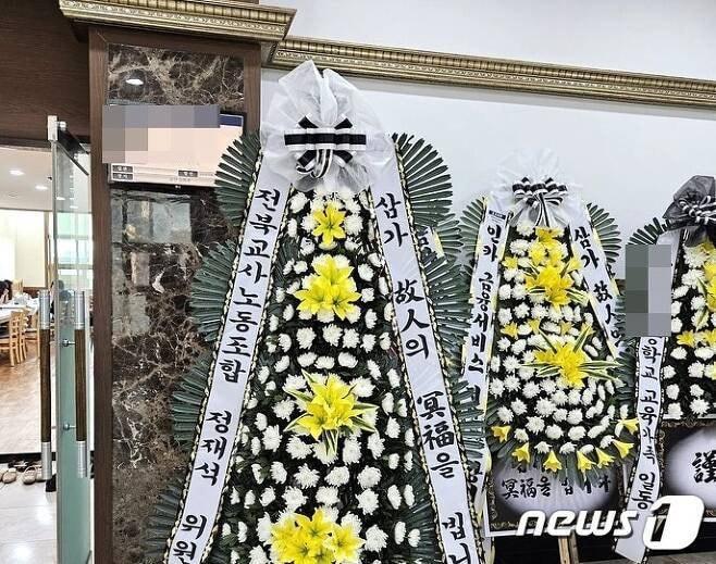 본문 이미지 - 군산 무녀도초 초등교사 장례식장에 놓인 화환/뉴스1