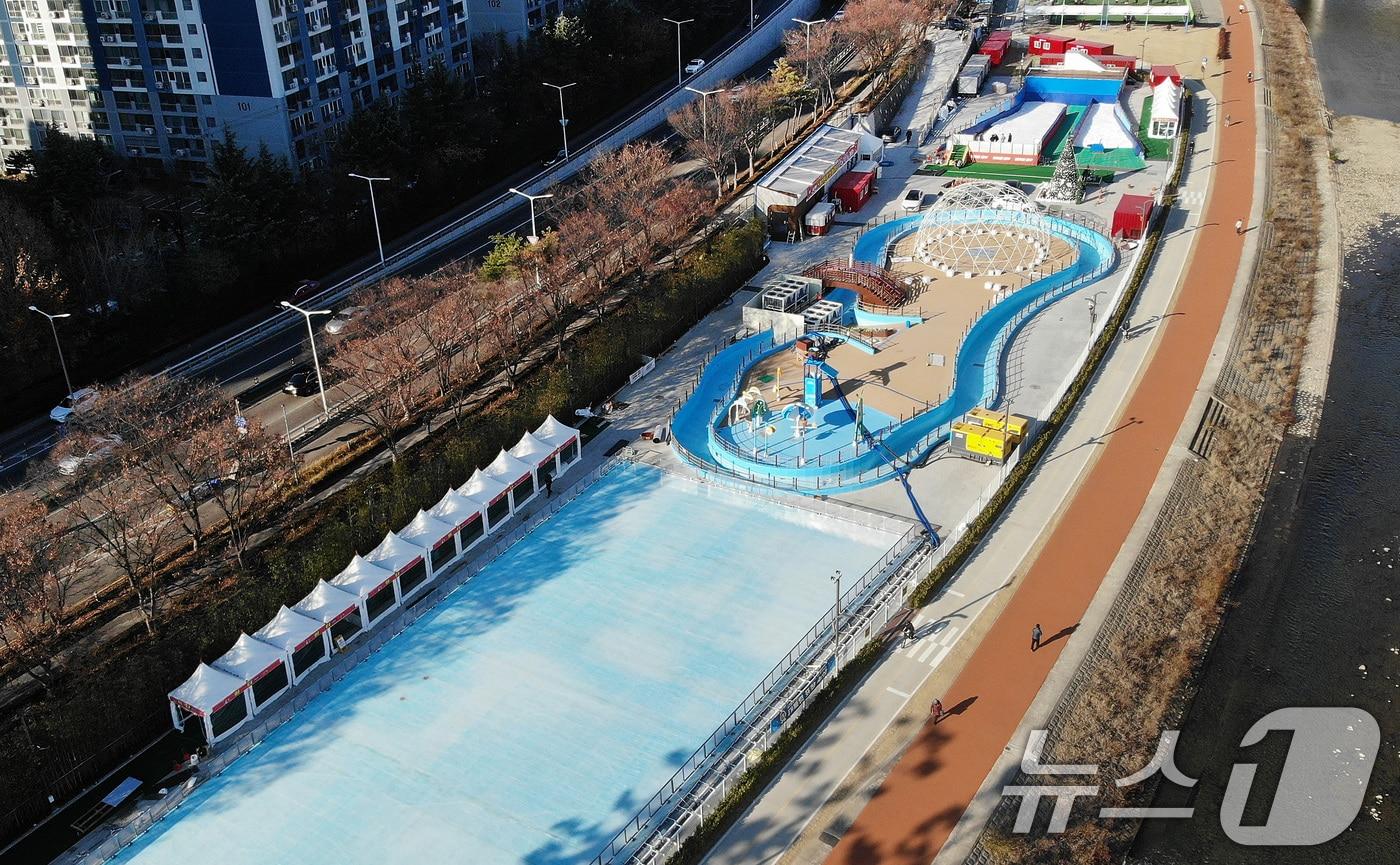 올겨울 45일간 운영된 대구 신천 야외 스케이트장과 눈놀이터·눈썰매장에 하루 평균 1580여명이 다녀간 것으로 나타났다. 사진은 개장 중인 지난해 12월 신천 야외 스케이트장. 2024.12.16/뉴스1 ⓒ News1 자료 사진