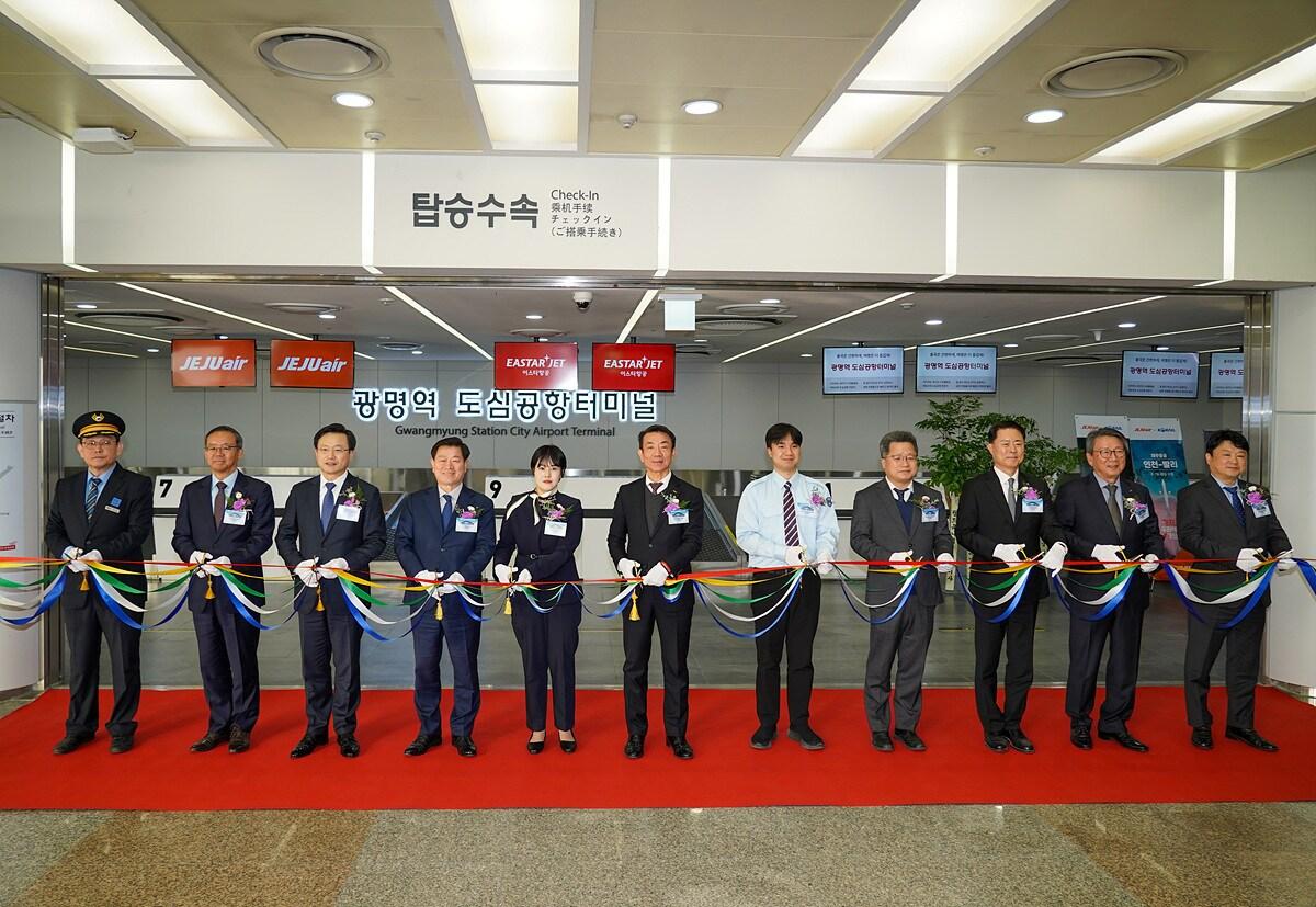 본문 이미지 - 16일 광명역 도심공항터미널 재개장 행사에서 한문희 코레일 사장&#40;가운데&#41;과 관계자들이 기념촬영을 하고 있다.&#40;한국철도공사 제공&#41;