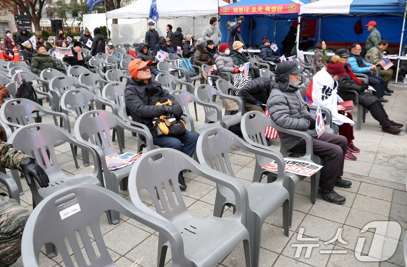 본문 이미지 - 16일 서울 중구 동화면세점 앞에서 열린 자유통일당 탄핵반대 집회에서 참가자들이 국기에 대한 경례를 하고 있다. 2024.12.16/뉴스1 ⓒ News1 김명섭 기자