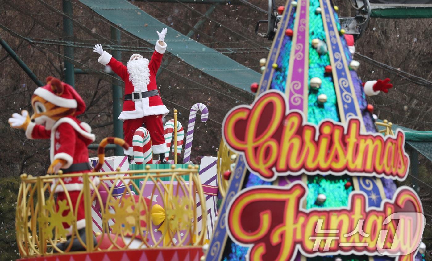크리스마스를 일주일여 앞둔 16일 오후 경기 용인시 처인구 에버랜드에서 '블링블링 X-mas 퍼레이드'가 펼쳐지고 있다. 2024.12.16/뉴스1 ⓒ News1 김영운 기자