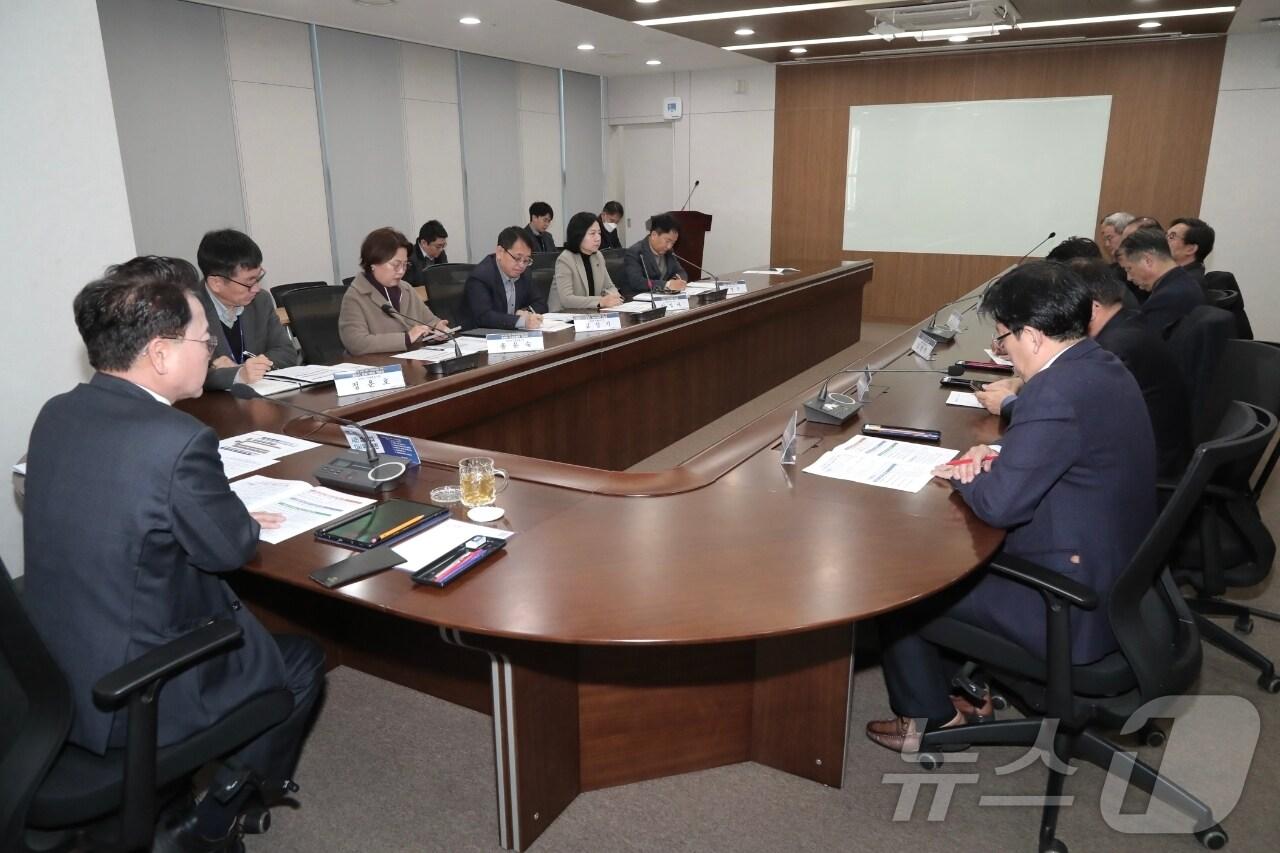 본문 이미지 - 육동한 춘천시장은 16일 시청에서 산하 8개 공공기관장과 긴급 간담회를 개최했다. (춘천시 제공)