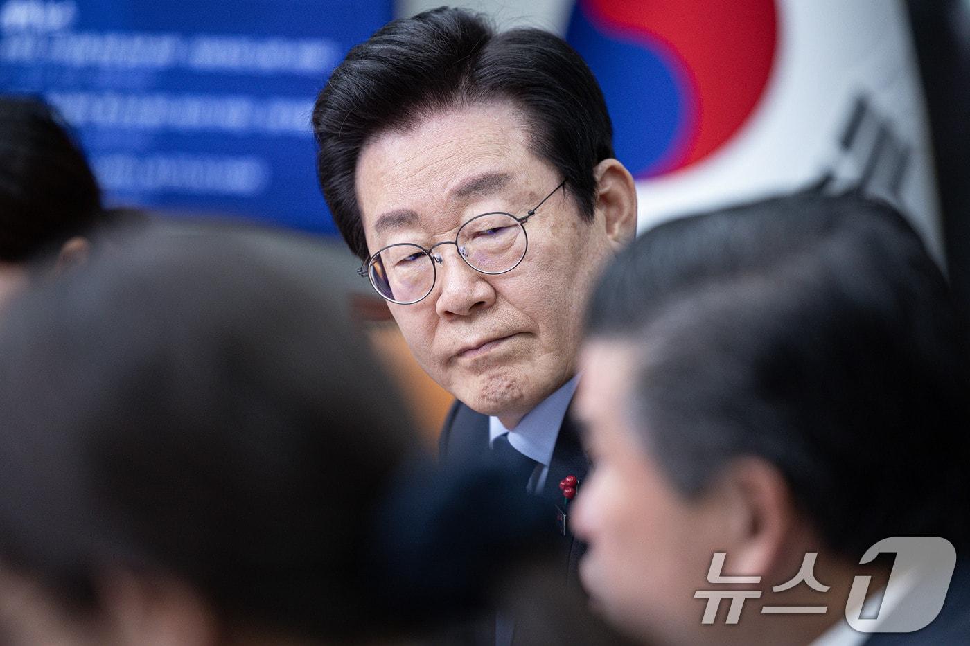 본문 이미지 - 이재명 더불어민주당 대표가 16일 오후 서울 여의도 국회에서 제임스 김 주한미국상공회의소(AMCHAM) 회장의 발언을 듣고 있다. 2024.12.16/뉴스1 ⓒ News1 이재명 기자