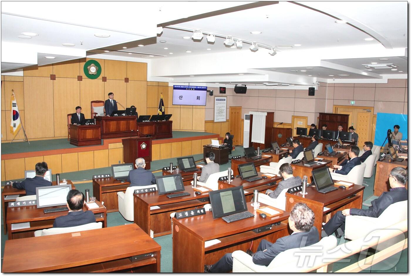  정읍시의회는 16일 제300회 제2차 정례회 제5차 본회의를 끝으로 35일간의 일정을 모두 마쳤다. 정읍시의회 본회의장&#40;정읍시 의회&#41;2024.12.16/뉴스1