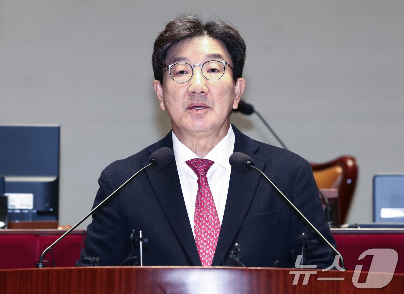 본문 이미지 - 권성동 국민의힘 원내대표가 16일 오후 서울 여의도 국회에서 열린 의원총회에서 모두 발언을 하고 있다. 2024.12.16/뉴스1 ⓒ News1 김민지 기자