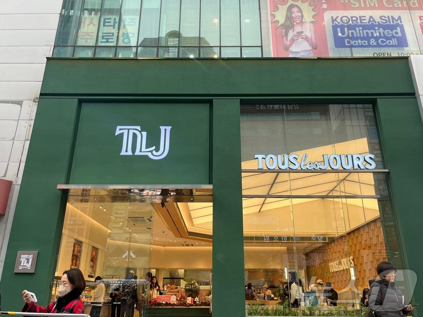 본문 이미지 - CJ푸드빌 뚜레쥬르 신규 BI를 적용한 TLJ 매장 전경.