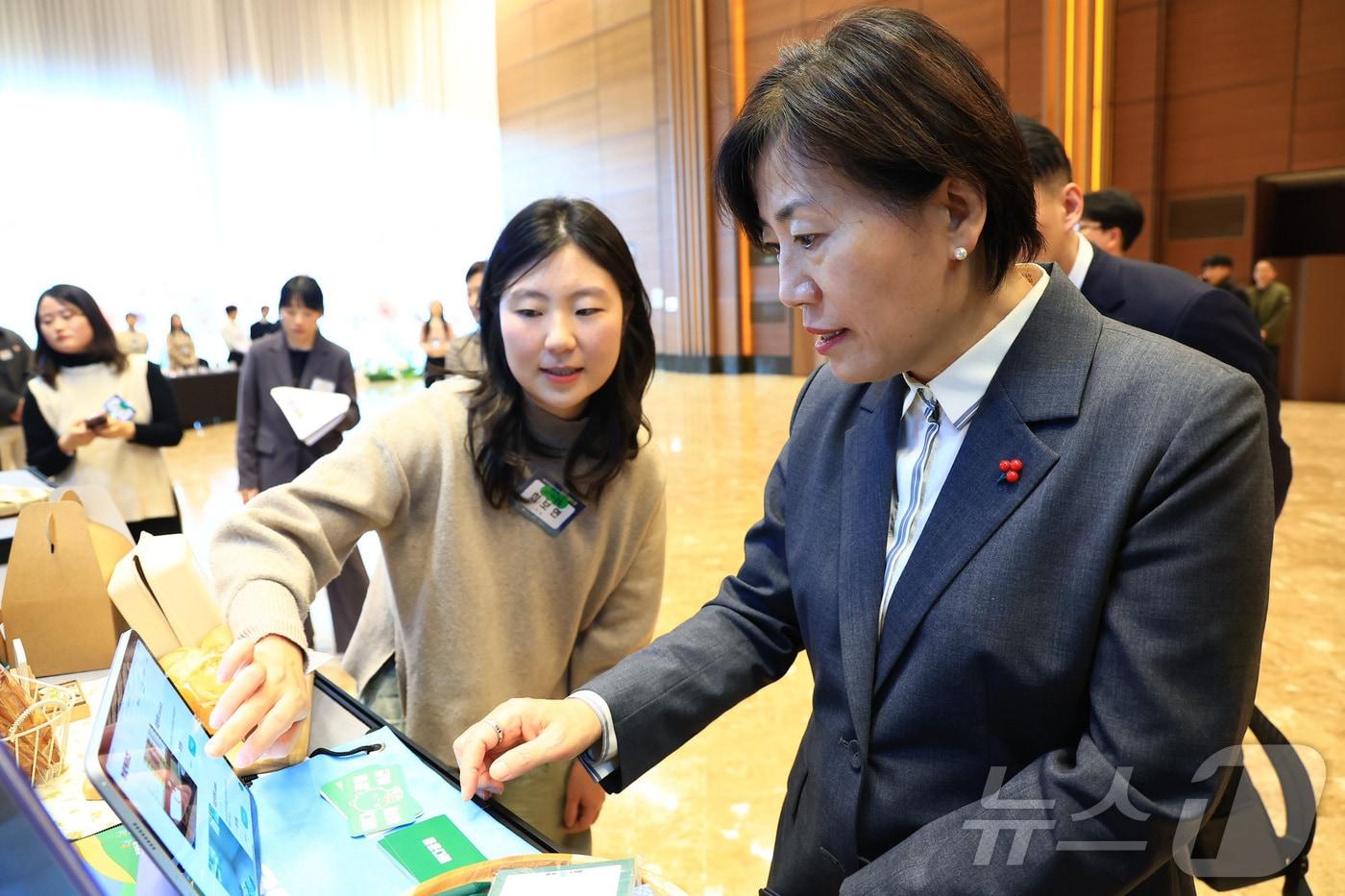 송미령 농림축산식품부 장관이 16일 대전 호텔ICC에서 열린 &#34;농업‧농촌‧농산업의 미래 주역 청년들과의 소통 한마당＂에서 전시장을 둘러보고 있다. &#40;농림축산식품부 제공&#41; 2024.12.16/뉴스1