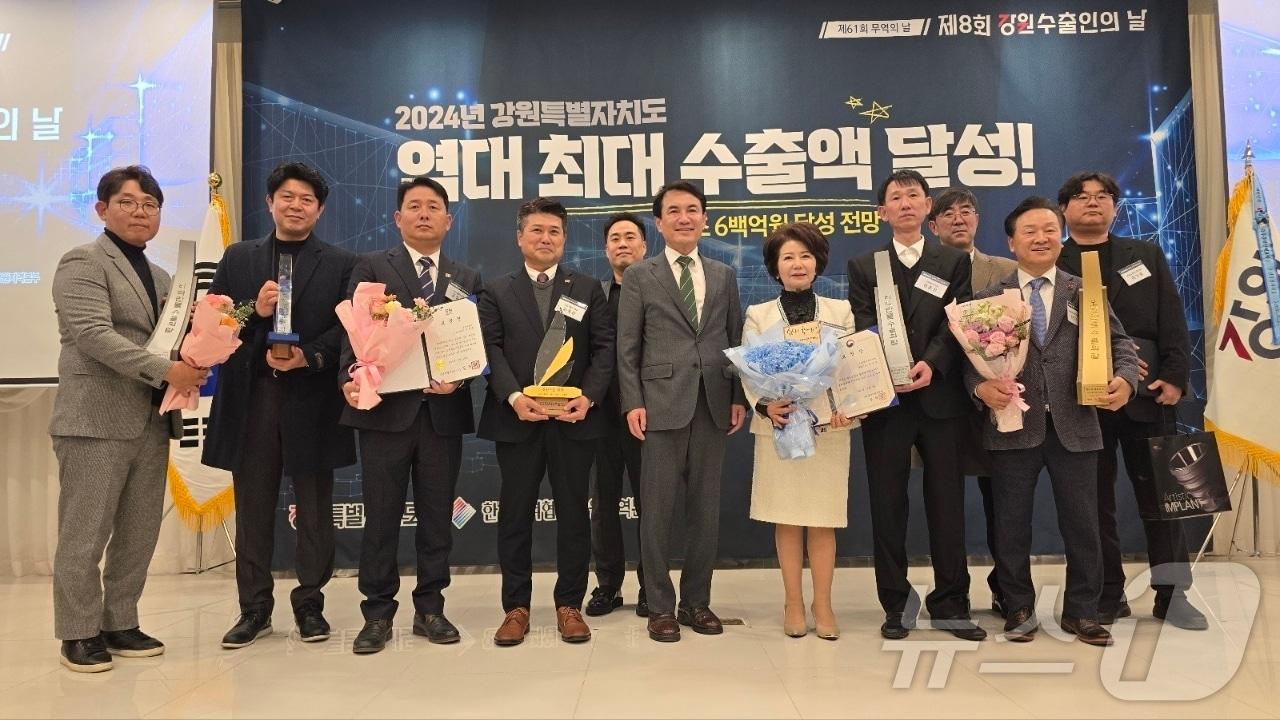 본문 이미지 - '제8회 강원수출대상' 및 '제61회 무역의 날 수출의 탑' 행사가 최근 강원 춘천 세종호텔에서 개최됐다. (원주시 제공) 2024.12.16/뉴스1