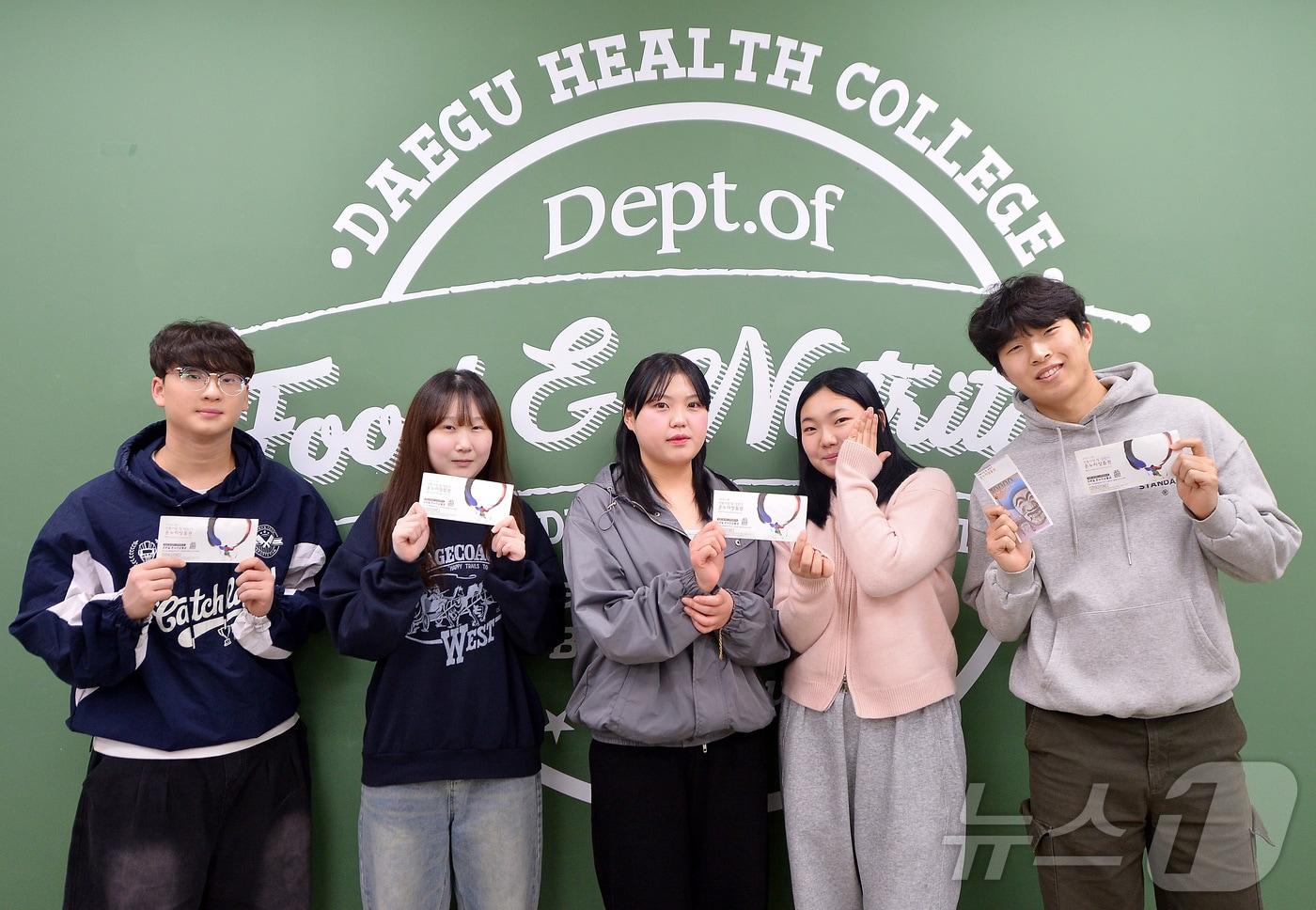 본문 이미지 - '대구학교급식 홍보 숏폼영상 공모전'에서 우수상과 장려상을 수상한 대구보건대 식품영양학과 학생들이 기념 촬영을 하고 있다. (대구보건대 제공)