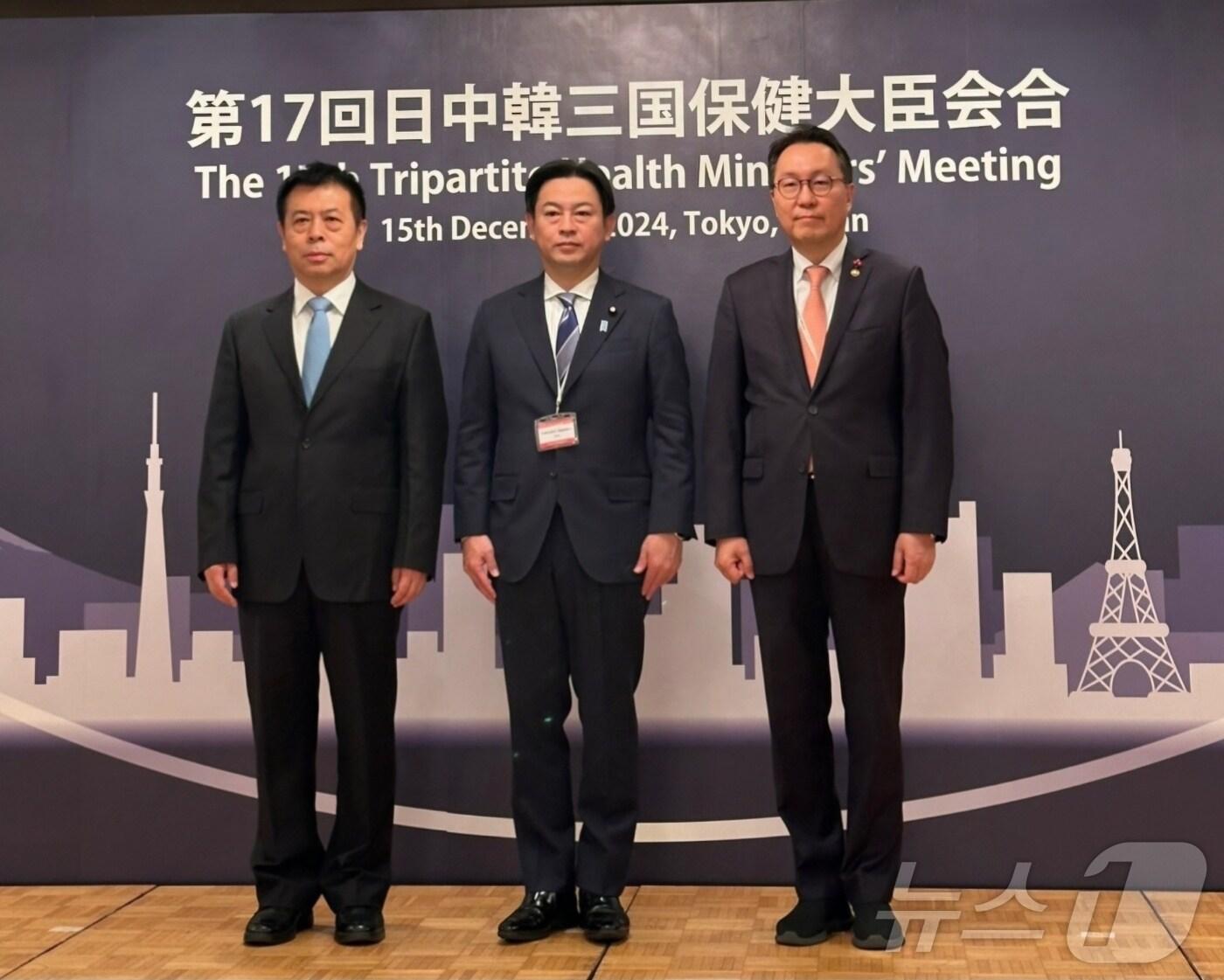 본문 이미지 - 보건복지부는 박민수 2차관이 지난 15일 일본 도쿄에서 개최된 '제17차 한일중 보건장관회의'에 참석해 일본, 중국 수석대표와 함께 아시아·태평양지역을 위한 보건의료 분야 협력 증진방안을 논의했다고 16일 밝혔다.(보건복지부 제공)