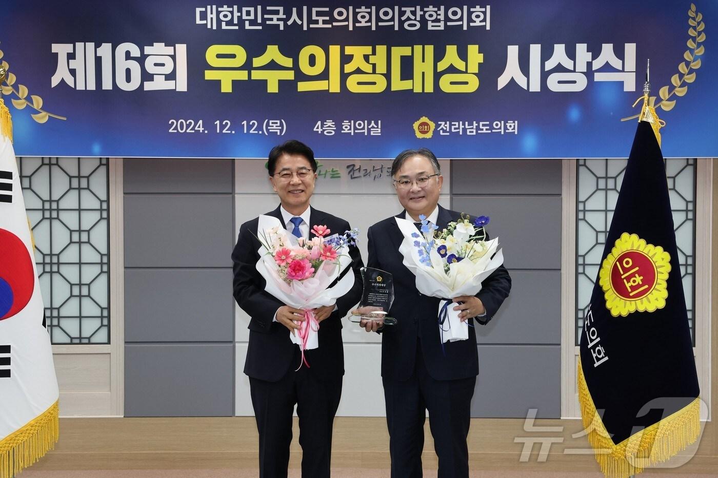 본문 이미지 - 조옥현 전남도의원(오른 쪽)이  김태균 도의회 의장으로부터 '우수의정대상'을 전수받은 뒤 기념사진을 찍고 있다.(전남도의회 제공)/뉴스1