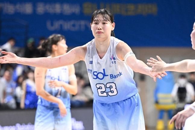 본문 이미지 -  신한은행 신인 홍유순이 16일 우리은행전에서 네 경기 연속 더블더블이라는 진기록을 세웠다. (WKBL 제공)