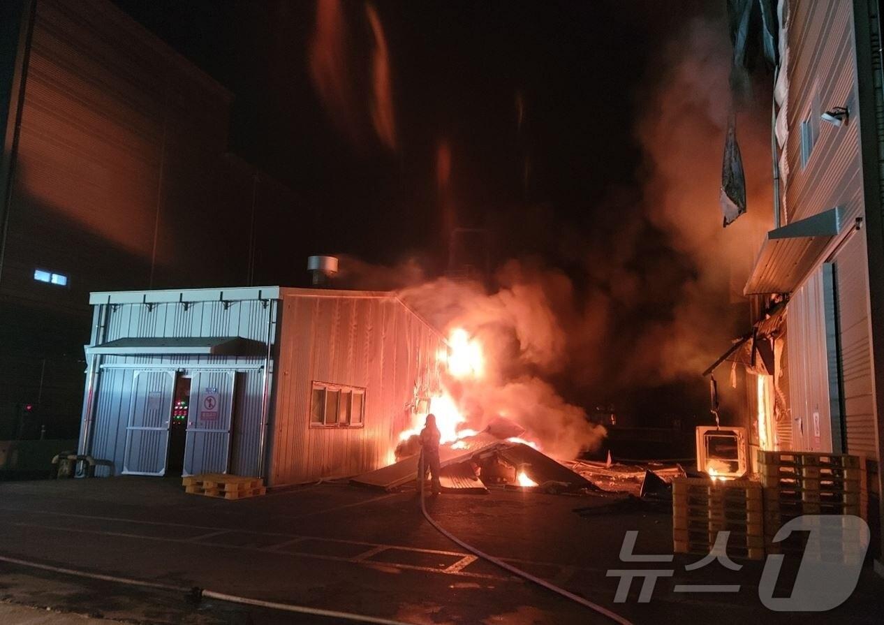 본문 이미지 - 16일 오후 10시 8분쯤 경북 김천시 어모면 남산리 화학제품 제조공장에서 불이 나 출동한 소방당국이 진화작업을 벌이고 있다. (경북소방본부 제공) 2024.12.16/뉴스1