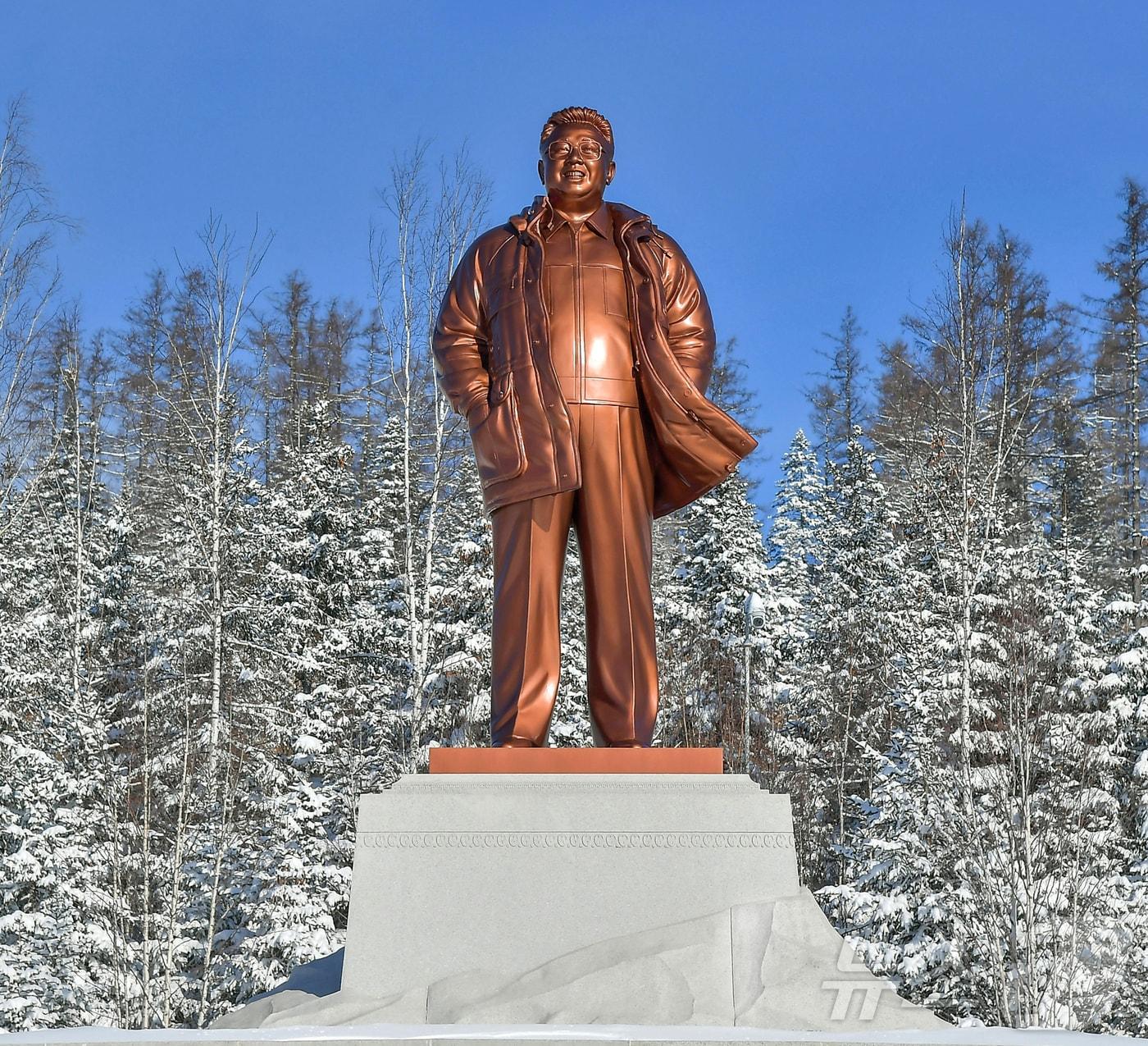 본문 이미지 - (평양 노동신문=뉴스1) = 북한 노동당 기관지 노동신문은 17일 김정일 국방위원장 사망 13주기를 맞아 "위대한 영도자 김정일 동지의 애국업적을 전면적 국가 부흥의 새 전기로 빛내여나가자"라고 보도했다. [국내에서만 사용가능. 재배포 금지. DB 금지. For Use Only in the Republic of Korea. Redistribution Prohibited] rodongphoto@news1.kr