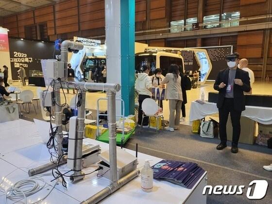 본문 이미지 - 사진은 2022년 규제자유특구 챌린지 현장에서 시민이 VR체험을 하는 모습. ⓒ News1 신윤하 기자