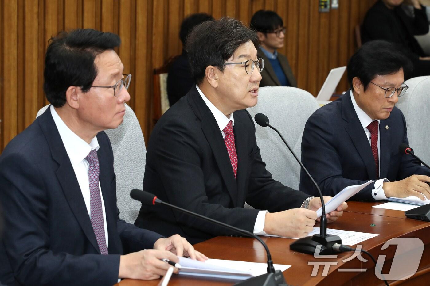 본문 이미지 - 권성동 국민의힘 대표 권한대행 겸 원내대표가 17일 오전 서울 여의도 국회에서 열린 원내대책회의에서 모두발언을 하고 있다. 2024.12.17/뉴스1 ⓒ News1 이광호 기자