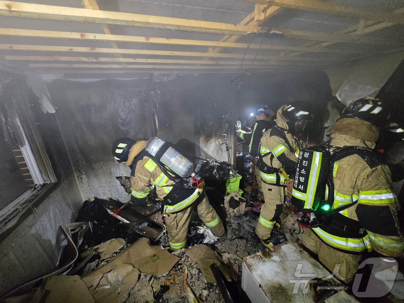 본문 이미지 - 16일 오후 9시 37분쯤 서울 광진구 중곡동의 한 다세대주택에서 화재가 발생해 소방관들이 진화에 나섰다. (서울 광진소방서 제공)