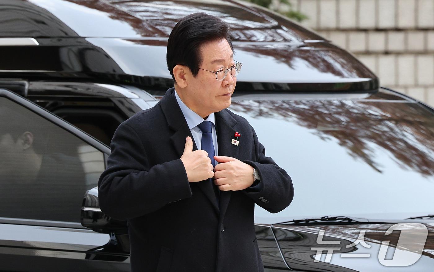 본문 이미지 - 이재명 더불어민주당 대표가 17일 오전 서울 서초구 서울중앙지방법원에서 열린 '대장동 배임 및 성남FC 뇌물 혐의' 관련 1심 속행 공판에 출석하고 있다. 2024.12.17/뉴스1 ⓒ News1 장수영 기자