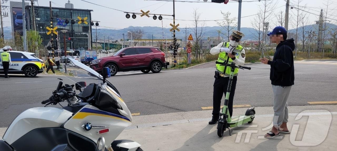 본문 이미지 - 경북경찰이 개인형 이동장치의 교통법규 위반을 단속하고 있다.&#40;경북경찰청 제공&#41;2024.12.17/뉴스1