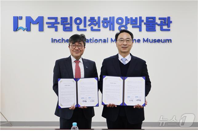 본문 이미지 - 우동식 국립인천해양박물관 관장(오른쪽)과 신형철 극지연구소 소장(국립인천해양박물관 제공)