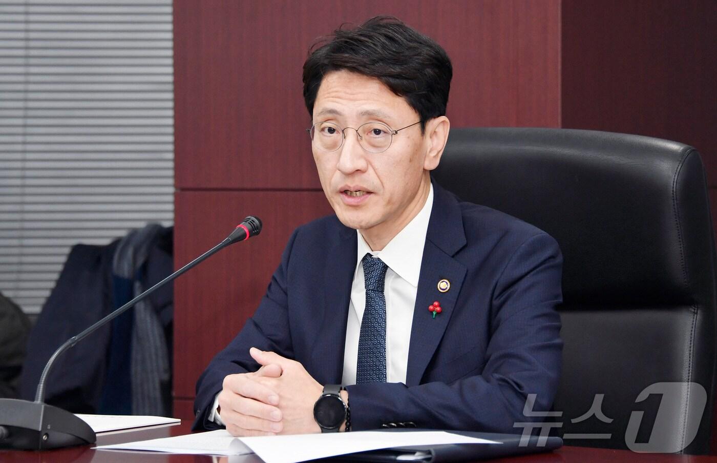 본문 이미지 - 김윤상 기획재정부 차관이 17일 서울 종로구 한국무역보험공사에서 열린 '제5차 재정운용전략위원회'에서 모두발언을 하고 있다. (기획재정부 제공) 2024.12.17/뉴스1