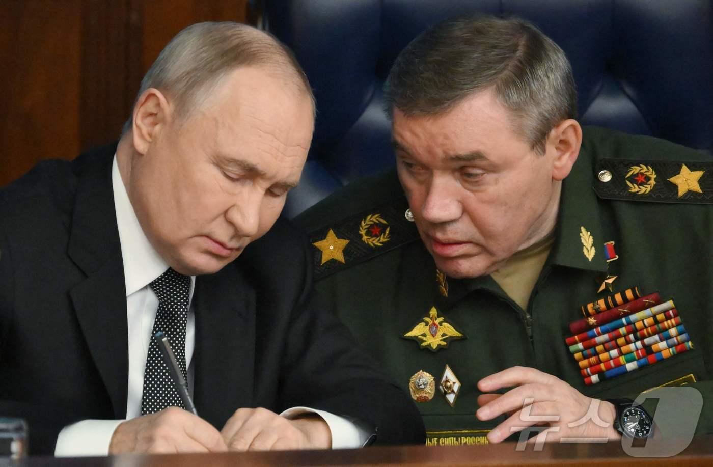 블라디미르 푸틴 러시아 대통령이 16일(현지시간) 모스크바 국가 방위 통제 센터에서 열린 국방부 간부 확대회의에 발레리 게라시모프 참모총장과 참석을 하고 있다. 2024.12.17 ⓒ AFP=뉴스1 ⓒ News1 우동명 기자