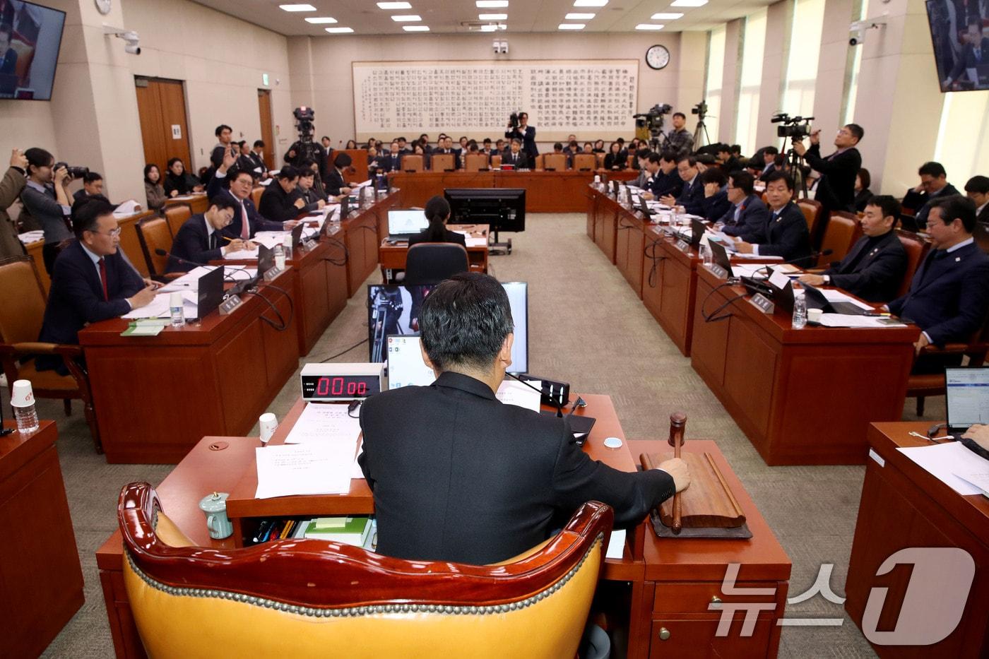 본문 이미지 - 정청래 국회 법사위원장이 17일 오전 서울 여의도 국회에서 열린 법제사법위원회 전체회의에서 초·중등교육법 일부개정법률안을 의결하고 있다. 2024.12.17/뉴스1 ⓒ News1 이광호 기자