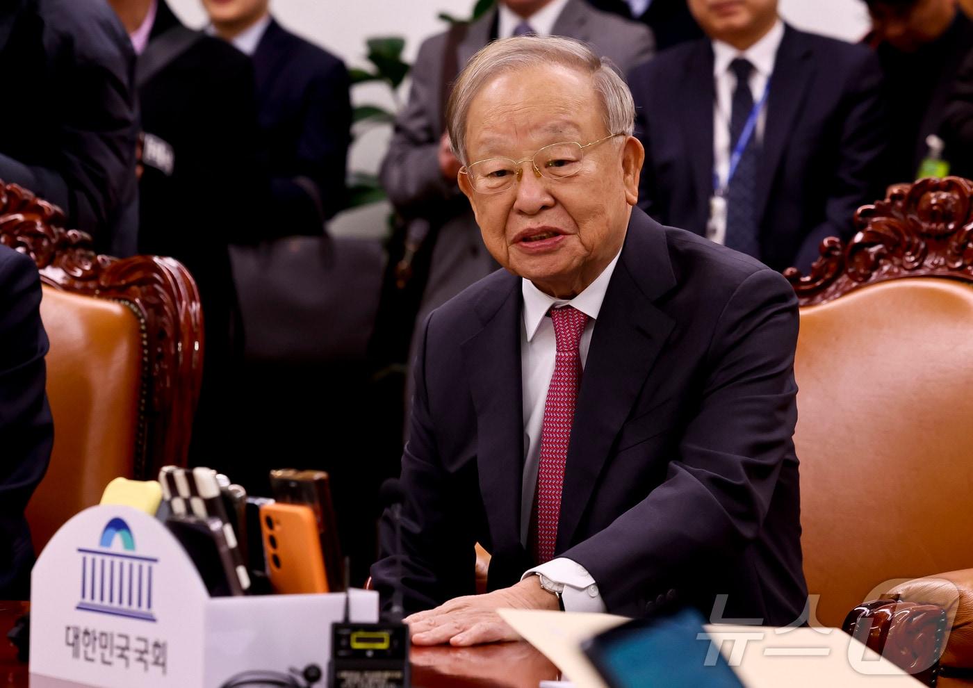 손경식 한국경영자총협회 회장이 17일 서울 여의도 국회에서 열린 경제4단체 비상간담회에서 발언하고 있다. (공동취재) 2024.12.17/뉴스1 ⓒ News1 이재명 기자