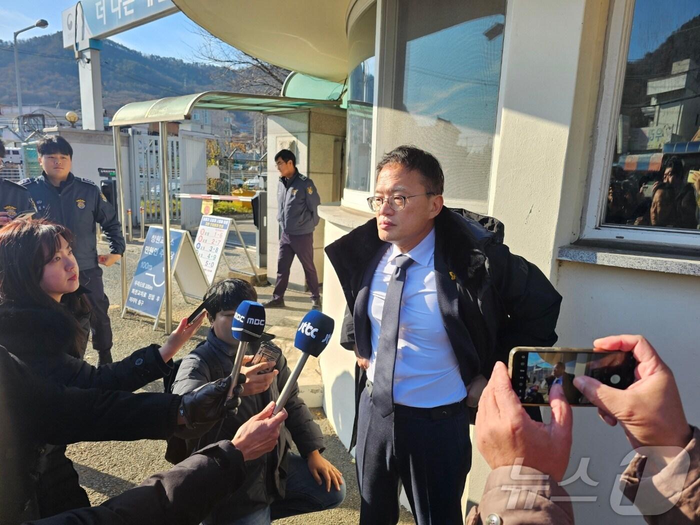 본문 이미지 - 17일 오전 창원교도소에서 명태균씨를 접견한 박주민 의원이 취재진의 질문에 답하고 있다. 2024.12.17 ⓒ 뉴스1 박민석 기자