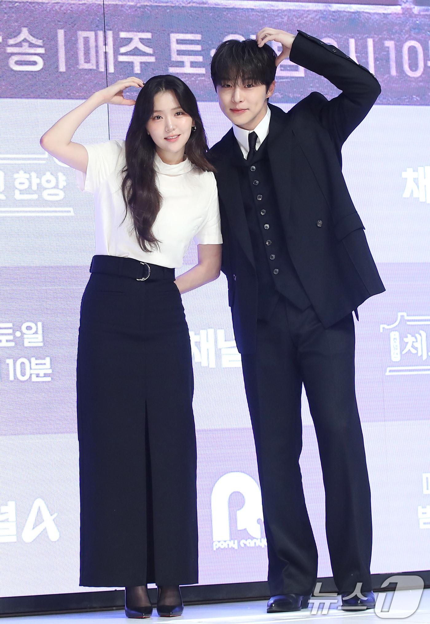 본문 이미지 - 배우 김지은과 배인혁(오른쪽)이 17일 서울 강남구 엘리에나 호텔에서 열린 채널A 새 토일드라마 '체크인 한양' 제작발표회에서 포즈를 취하고 있다. '체크인 한양'은 돈만 내면 왕도 될 수 있는 조선 최대 여각 용천루, 그곳에 입사한 조선 꽃청춘들의 파란만장한 성장을 담은 청춘 로맨스 사극이다. 2024.12.17/뉴스1 ⓒ News1 권현진 기자