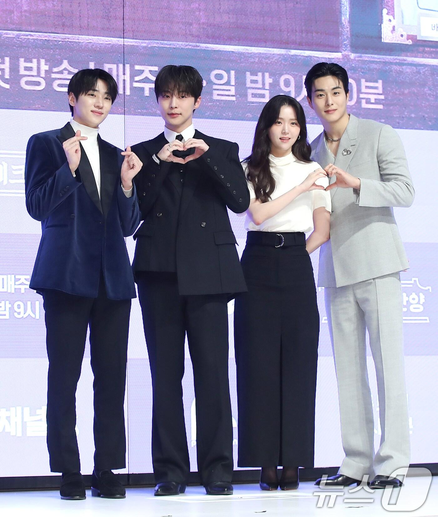 본문 이미지 - 배우 박재찬(왼쪽부터)과 배인혁, 김지은, 정건주가 17일 서울 강남구 엘리에나 호텔에서 열린 채널A 새 토일드라마 '체크인 한양' 제작발표회에서 포즈를 취하고 있다. '체크인 한양'은 돈만 내면 왕도 될 수 있는 조선 최대 여각 용천루, 그곳에 입사한 조선 꽃청춘들의 파란만장한 성장을 담은 청춘 로맨스 사극이다. 2024.12.17/뉴스1 ⓒ News1 권현진 기자