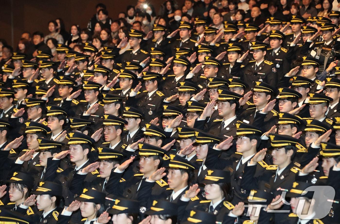 17일 오전 경기 수원기 팔달구 경기아트센터 대강당에서 '제78기 경기도 신임 소방공무원 임용식'이 진행되고 있다. 2024.12.17/뉴스1 ⓒ News1 김영운 기자