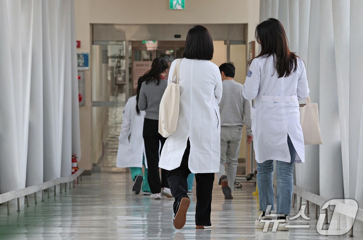 서울의 한 대학병원에서 의료진이 이동하고 있다. /뉴스1 ⓒ News1 장수영 기자