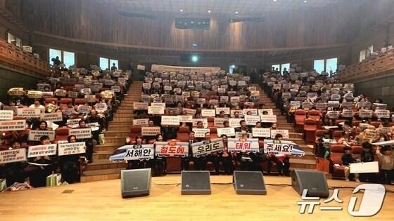 본문 이미지 - 고창군 자원봉사자대회에서 회원들이 서해안철도 국가계획 반영촉구를 위한 퍼포먼스를 하고 있다.&#40;뉴스1/DB&#41; 