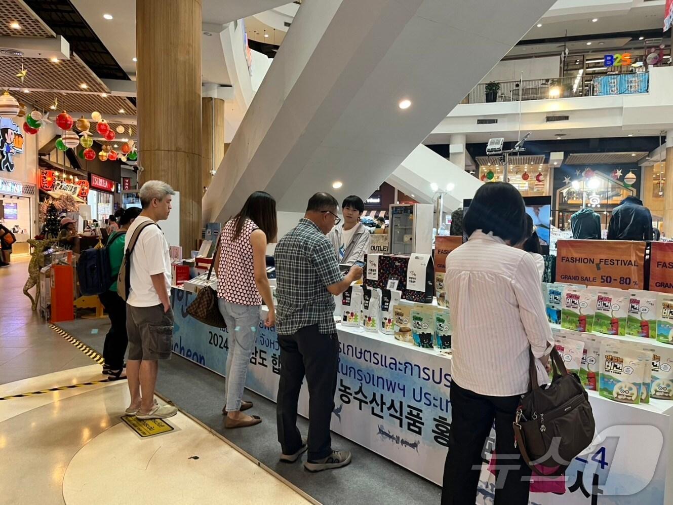 본문 이미지 - 합천 농특산물의 태국 방콕 에까마이 몰 판촉 행사(합천군 제공).