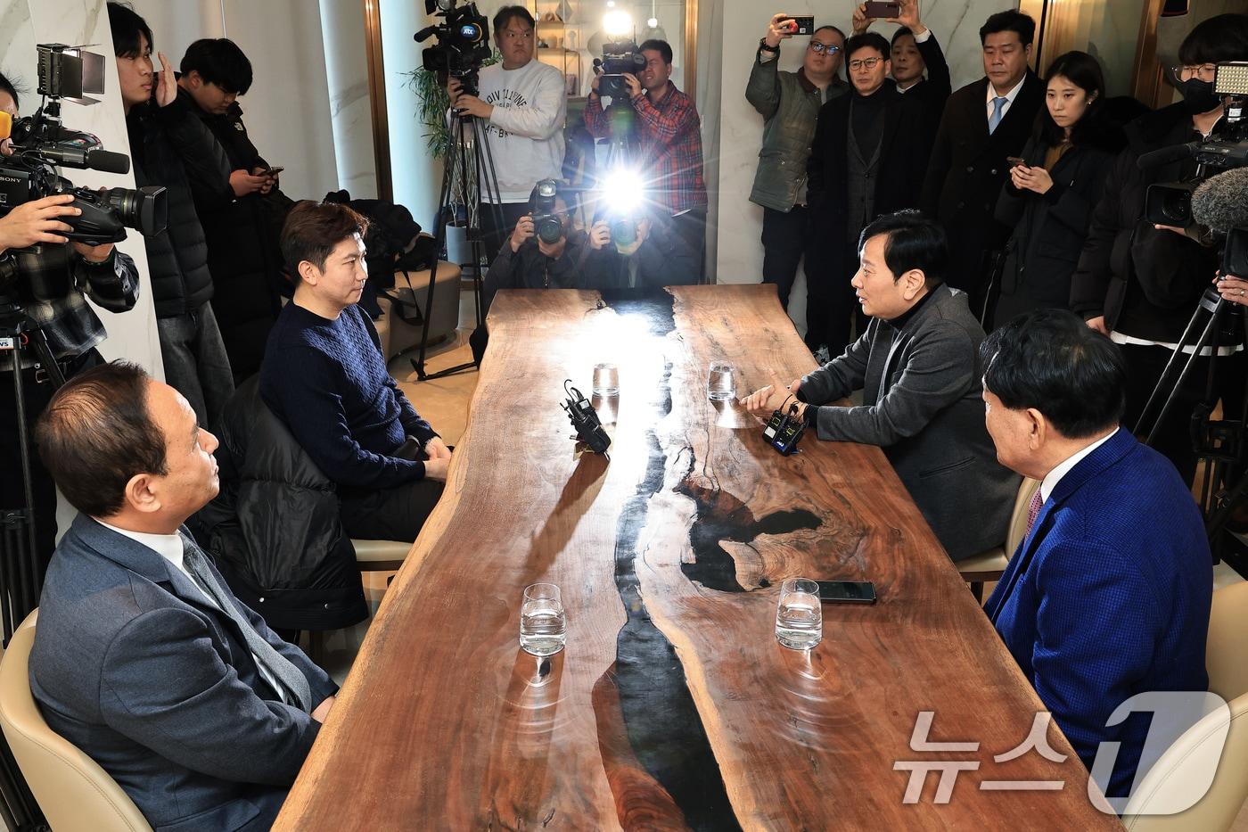 본문 이미지 - '반 이기흥 연대' 후보들이 회동을 갖고 단일화를 추진했다.,. 2024.12.17/뉴스1 ⓒ News1 박정호 기자