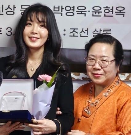 본문 이미지 -  제2회 ‘동행문학 젊은 시인상’을 수상한 조은솔 시인(왼쪽)과 김미숙 동행문학 발행인. 