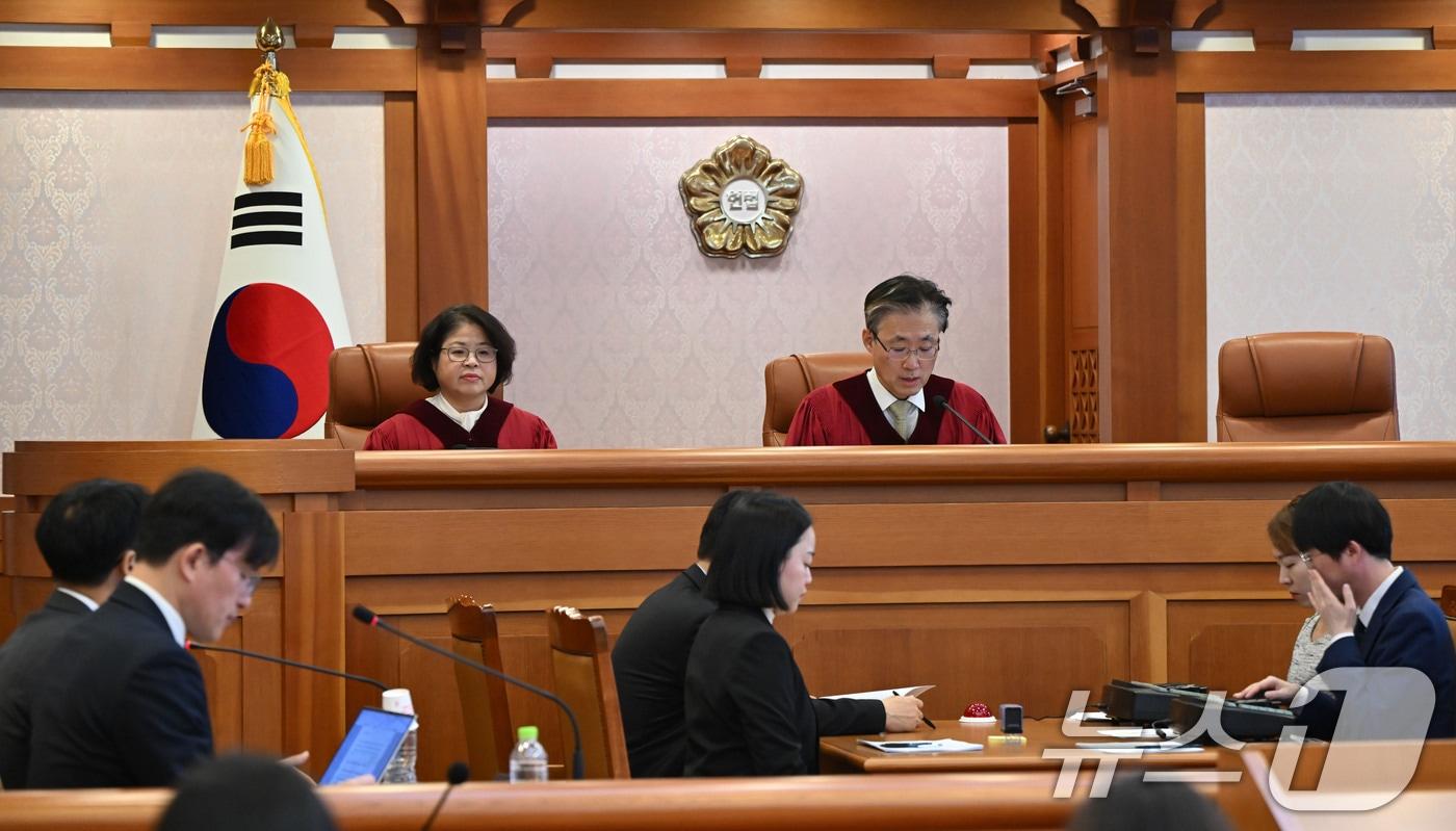 본문 이미지 - 김복형(왼쪽), 김형두 헌법재판관이 17일 오후 서울 종로구 헌법재판소에서 열린 최재해 감사원장 탄핵 심판 첫 변론준비기일에 참석하고 있다. (공동취재) 2024.12.17/뉴스1 ⓒ News1 이승배 기자