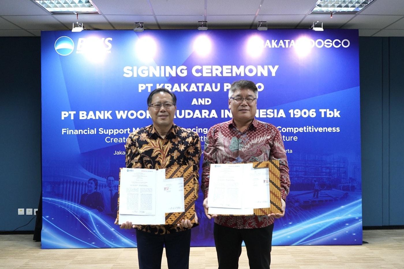 정범수 크라카타우포스코 법인장(왼쪽)과 김응철 우리소다라 은행 법인장(포스코 제공) 