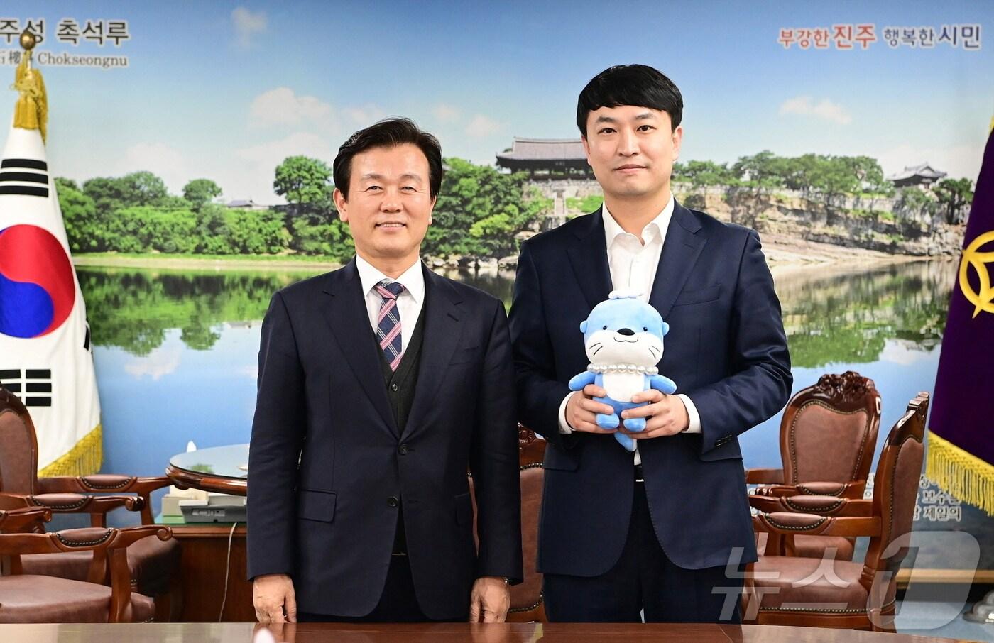 본문 이미지 - 조규일 진주시장(왼쪽)과 강주호 한국교총 신임 회장이 16일 진주시청 기업인의 방에서 진주 K-기업가정신 가치 홍보에 협력하기로 했다(진주시 제공).