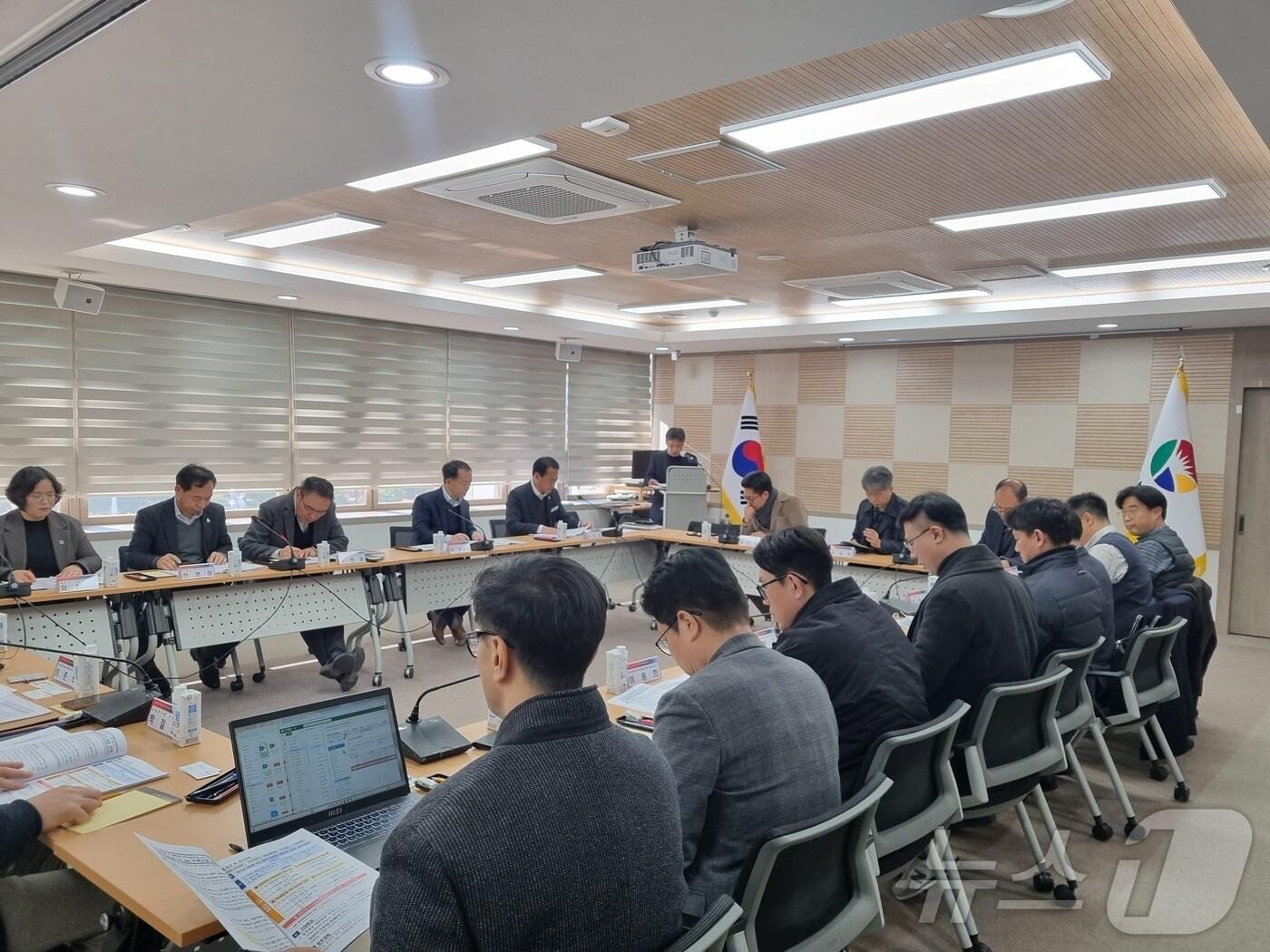 본문 이미지 - 경남도가 17일 도청에서 산업발전협의회를 열고 동부경남 주력산업 육성 전략을 논의하고 있다.&#40;경남도 제공&#41;