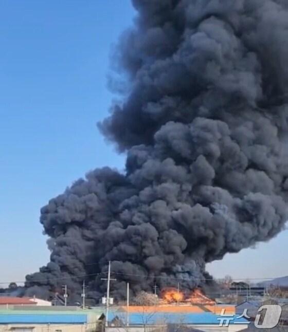 본문 이미지 - 17일 오후 12시 27분께 경기 포천시 가산리의 섬유공장에서 큰 불이 나 검은연기가 자욱한 모습&#40;사진 및 영상=독자제공&#41;.