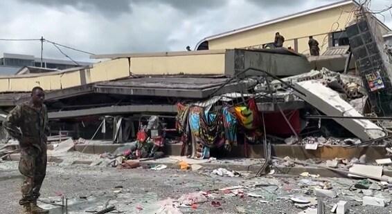 본문 이미지 - 남태평양 바누아투 수도 포트빌라에서 한 건물이 무너져 내린 모습. (사진은 X(옛 트위터) 영상 갈무리)