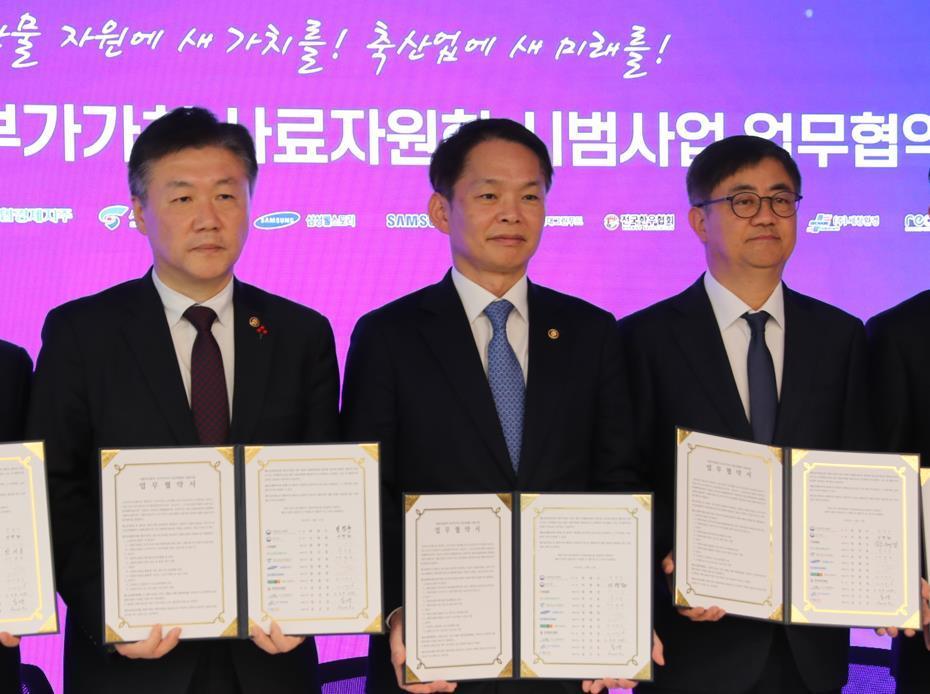 본문 이미지 - 왼쪽부터 박범수 농림축산식품부 차관, 이병화 환경부 차관, 한채양 이마트 대표이사(이마트 제공)